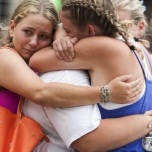 Pátranie po 27 zranených dievčatách pokračuje po bleskovej povodni, ktorá v Texa...