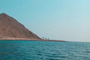 Neznámi ozbrojenci zaútočili na obchodnú loď pri Jemene.