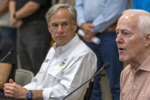 Úradníci v Texase čelia kritike za ich reakciu na katastrofálne a smrteľné povod...