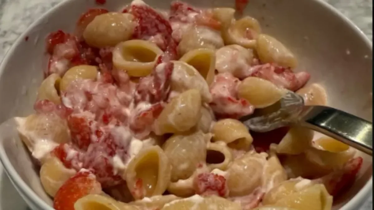 Iga Swiatek si nerobila žarty; ukázala, ako vyzerajú jej cestoviny s jahodami.