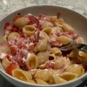 Iga Swiatek si nerobila žarty; ukázala, ako vyzerajú jej cestoviny s jahodami.