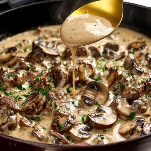 Krémové hovädzie kúsky s cesnakom a šampiňónmi