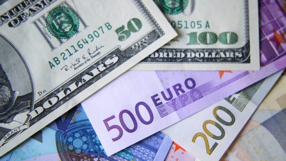 GettyImages-520187152-e1751726642673.jpg Dominancia dolára: euro nie je pripravené vyzvať USD, uviedol predstaviteľ ECB.