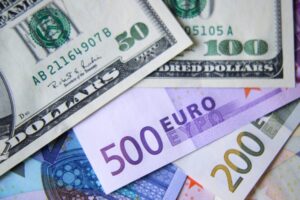 Dominancia dolára: euro nie je pripravené vyzvať USD, uviedol predstaviteľ ECB.