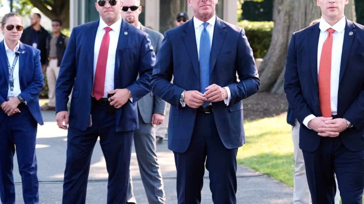 Tajná služba USA rozširuje globálnu kampaň proti kryptopodvodom.