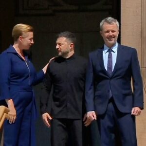 Kráľ Frederik X. privítal Zelenského v kráľovskom paláci v silnom momente poľnoh...