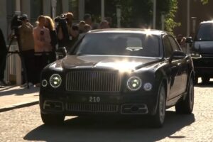 Kráľovské príchody! Frederik X. a kráľovná Mary dorazili na mestskú radnicu v Aa...