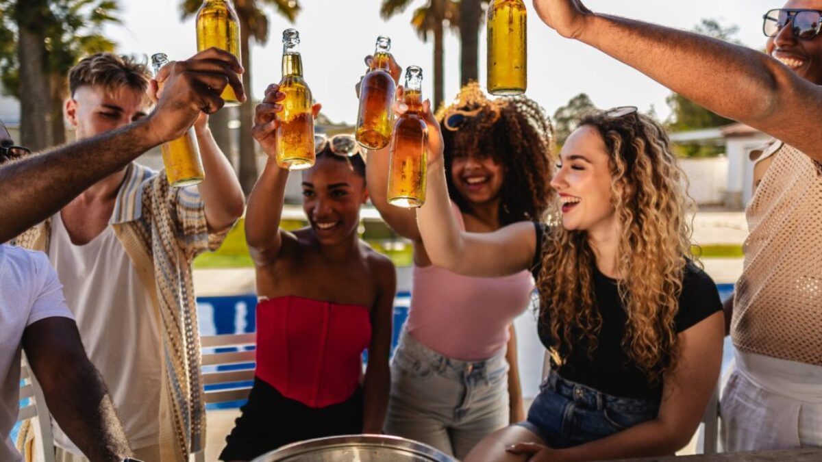 Po popularizácii kultúry „triezvo zvedavých“ Gen Z zvyšuje príjem alkoholu podobne ako ostatné generácie.