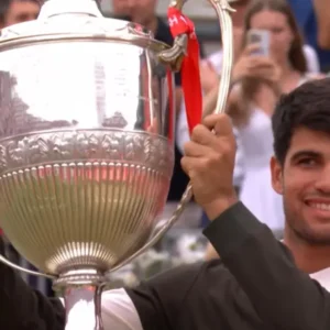 Carlos Alcaraz píše históru Open éry na tráve – 30 a lieta.