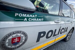 Žena zahynula po zrážke s autom.