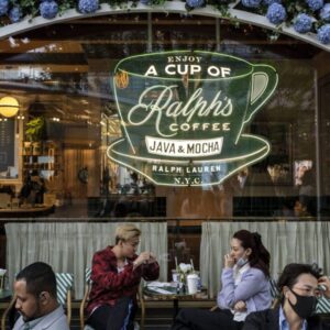 Stále viac obchodníkov otvára kaviarne, aby oslovilo zákazníkov, ktorí nechcú mi...