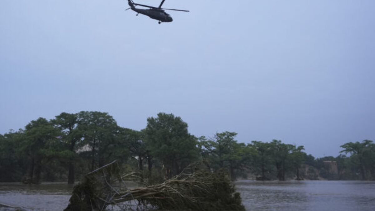Blesková povodeň v Texase zabila najmenej 24 ľudí, nezvestných je stále 20 dievčat z letného tábora