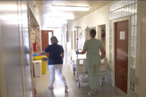 R. Mikulec kritizuje riaditeľa nemocnice pre kolonoskopie.