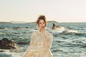 Takmer cítiť slnko cez denník Mayi Mitchell z Mykonosu.