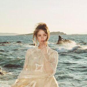 Takmer cítiť slnko cez denník Mayi Mitchell z Mykonosu.