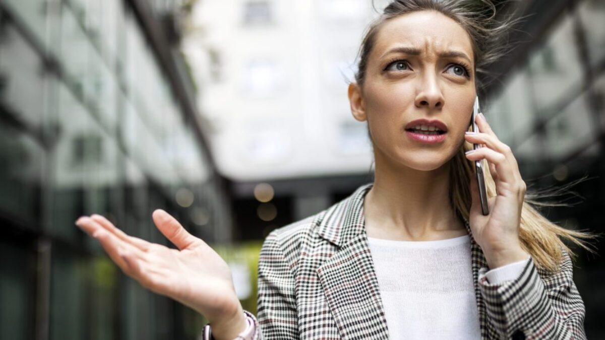 GettyImages-1392196913-1-e1751620454101.jpg Pracovník Amazonu pre AI radí, aby ste vždy zdvihli telefón – pre Generáciu Z, ktorá trpí telefóbiou, je to katastrofa.