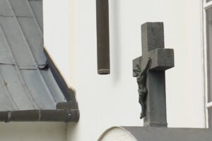 Z kostola v Dulovciach ukradli odkvapové ríny.