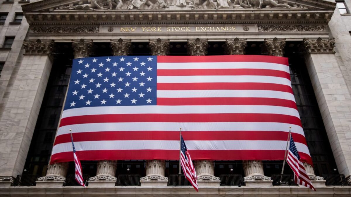 Trh s akciami dnes: futúry na Dow klesajú, keď Trump naznačuje ciele až 70% clá.