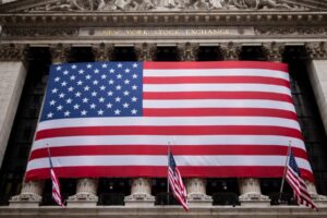 GettyImages-2222513804-e1751647689683.jpg Trh s akciami dnes: futúry na Dow klesajú, keď Trump naznačuje ciele až 70% clá.