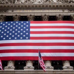 GettyImages-2222513804-e1751647689683.jpg Trh s akciami dnes: futúry na Dow klesajú, keď Trump naznačuje ciele až 70% clá.