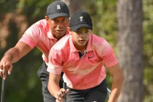 Tiger Woods podporuje syna Charlieho počas jeho výnimočného juniorského vystúpen...