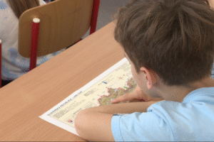 Rodičia prvákov dostanú tento rok opäť zvýšený prídavok na dieťa.