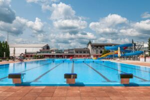 Hygienici pre nevyhovujúcu vodu uzavreli kúpalisko v Púchove.