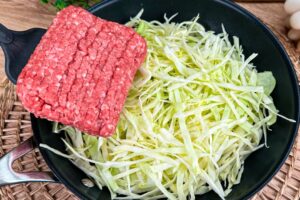 Jednoducho pridajte mleté mäso do kapusty!