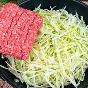 Jednoducho pridajte mleté mäso do kapusty!