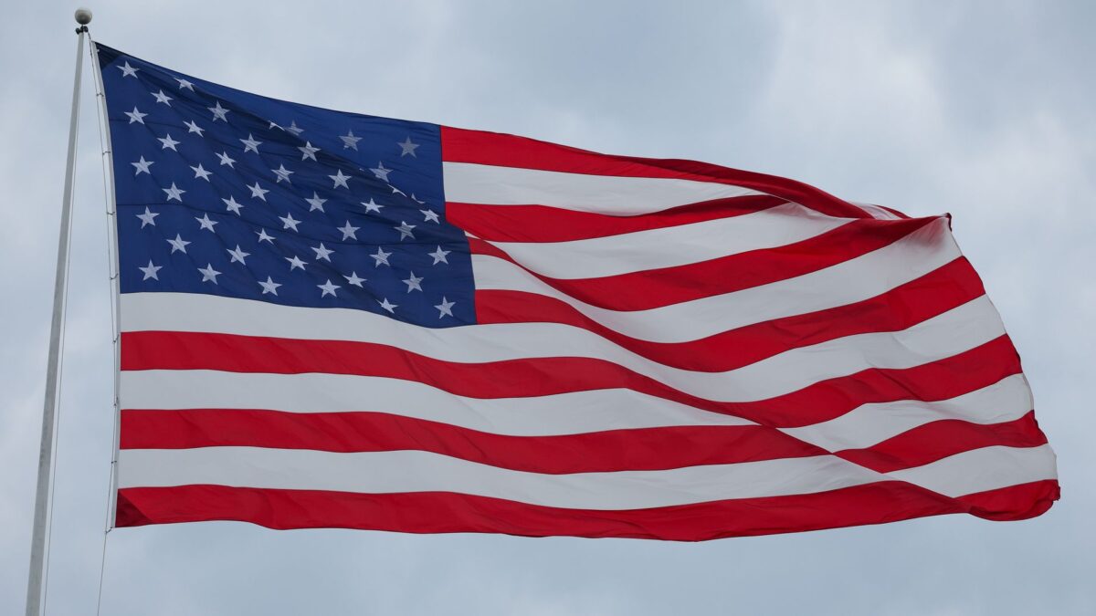 Hrdosť byť Američanom naďalej klesá: prieskum