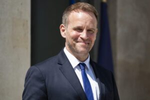 Francúzky minister priemyslu hovorí, že 10% clá nie sú pre EÚ dobrý obchod.