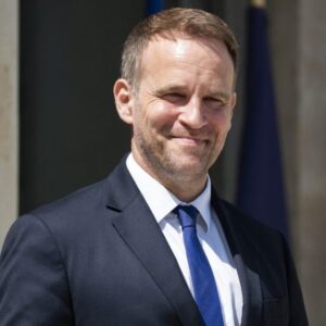 Francúzky minister priemyslu hovorí, že 10% clá nie sú pre EÚ dobrý obchod.