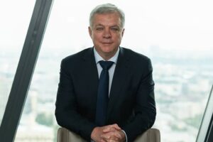 Viceprezident Transnefti zomrel po páde z okna na 17. poschodí.