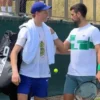 Jannik Sinner študuje majstrovstvo Novaka Djokovića na tráve pred wimbledonským ...