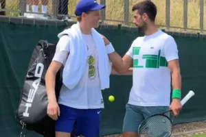 Jannik Sinner študuje majstrovstvo Novaka Djokovića na tráve pred wimbledonským ...