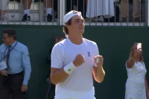 Joao Fonseca pokračuje vo Wimbledone díky kúzlu Rogera Federera na tráve.