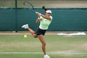 Emma Raducanu sa obrátila na Jannika Sinnera o pomoc pred súbojom s Arynou Sabal...