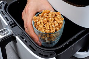 Dajte vlašské orechy do fritézy a toto sa stane…