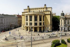 Absolventi vysokých škôl pri hľadaní práce čakávajú vysoké mzdy.