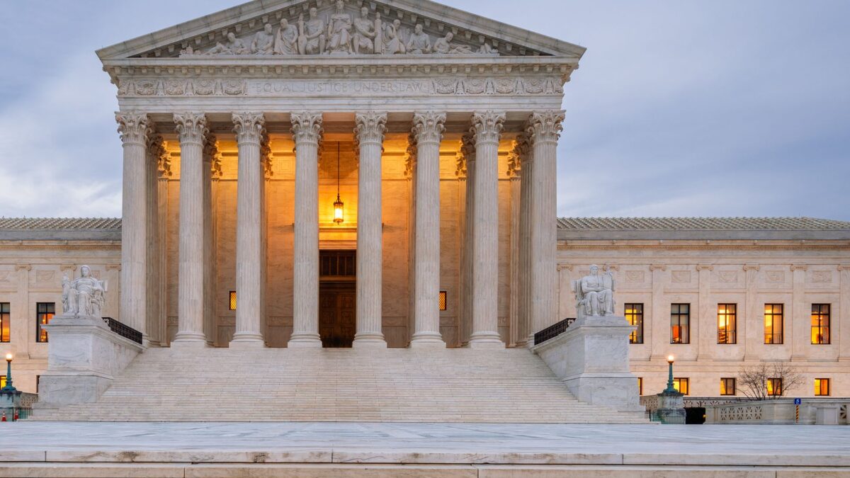 Najvyšší súd USA povolil Trumpovej administratíve deportovať osem mužov bez dokumentov do Južného Sudánu.