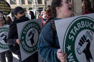 Ďalšou fázou plánu na oživenie Starbucksu je ponúkanie akciových grantov pre man...