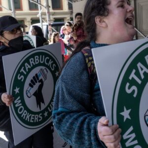 Ďalšou fázou plánu na oživenie Starbucksu je ponúkanie akciových grantov pre man...
