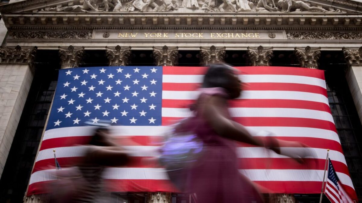 Akcie opäť pokorili rekord, keď poslanci odoslali Trumpovi návrh zákona na 4,5 bilióna dolárov na začiatok víkendu 4. júla.