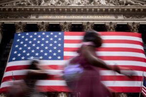 GettyImages-2222513635-e1751577188232.jpg Akcie opäť pokorili rekord, keď poslanci odoslali Trumpovi návrh zákona na 4,5 b...