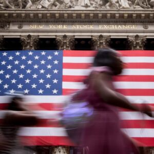 GettyImages-2222513635-e1751577188232.jpg Akcie opäť pokorili rekord, keď poslanci odoslali Trumpovi návrh zákona na 4,5 b...