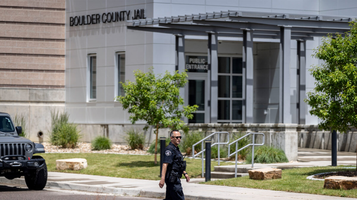 USA: Federálny sudca rozhodol, že rodina podozrivého zo žiarového bombového útoku v Boulder môže byť deportovaná.