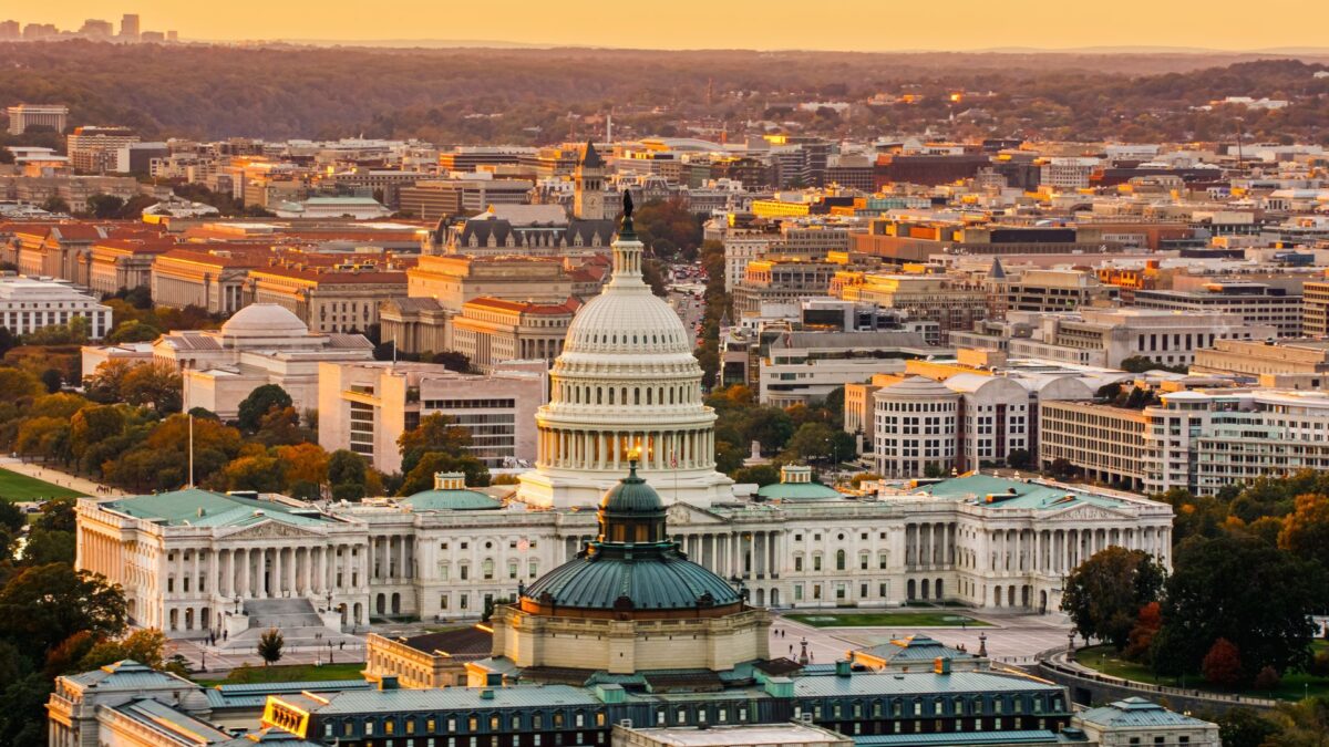 Biely rasista obvinený v súvislosti so zoznamom cieľov, ktorý zahŕňal federálnych úradníkov.