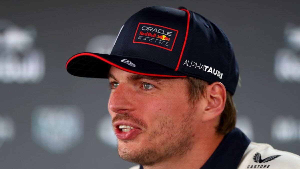 Novinky F1: Max Verstappen sa sústredí na zlepšovanie v Red Bull, zatiaľ čo špekulácie o Mercedese pokračujú.