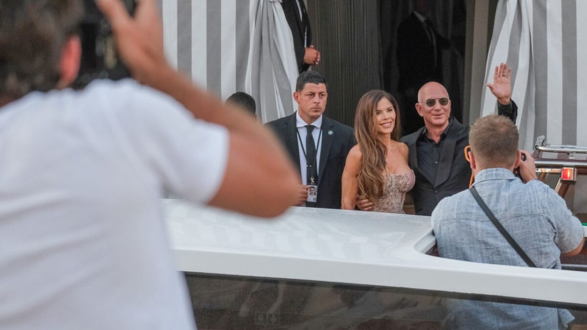 Jeff Bezos a Lauren Sánchez prevzali jeden dôležitý detail zo svadby od princa Williama a Kate Middleton.