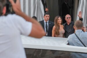 Jeff Bezos a Lauren Sánchez prevzali jeden dôležitý detail zo svadby od princa W...